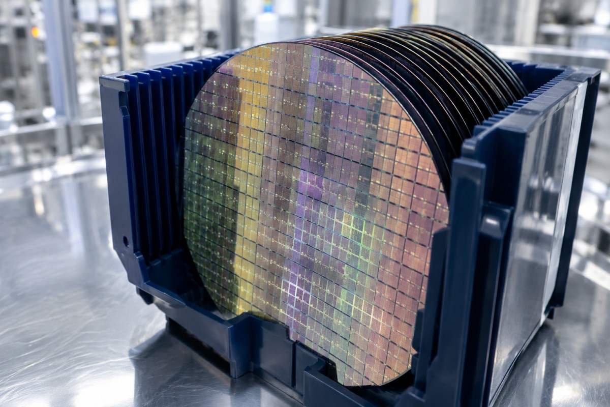 Silicon wafers stored in a semiconductor carrier